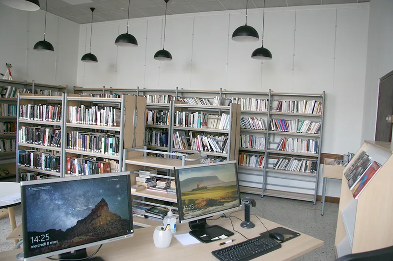Rayonnages de livres dans la bibliothèque de Roujan