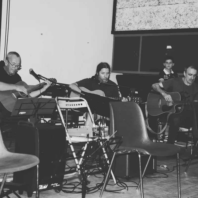Guitaristes et chanteurs lors d’une représentation du Foyer